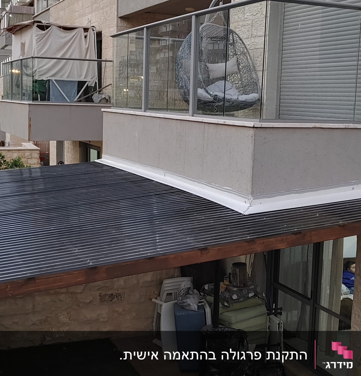 גג עץ עם כיסוי פלסטיק וכלי עבודה על הרצפה